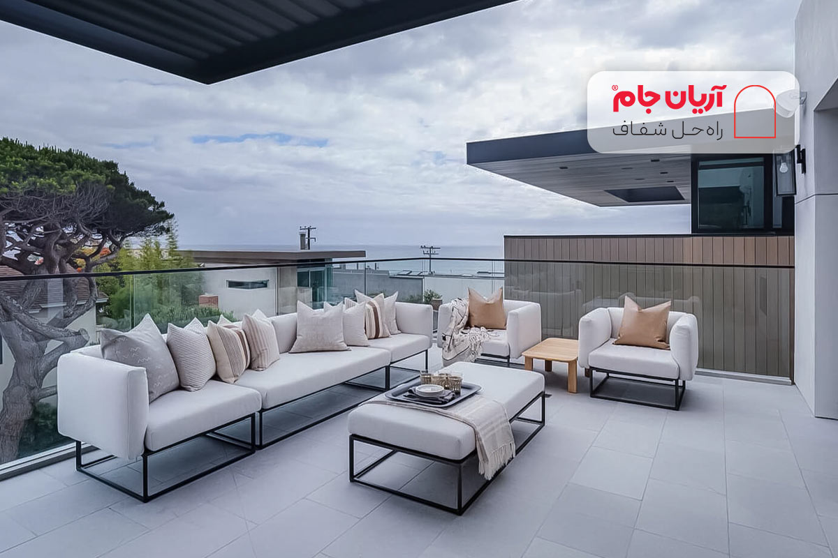 بالکن شیشه ای بزرگ