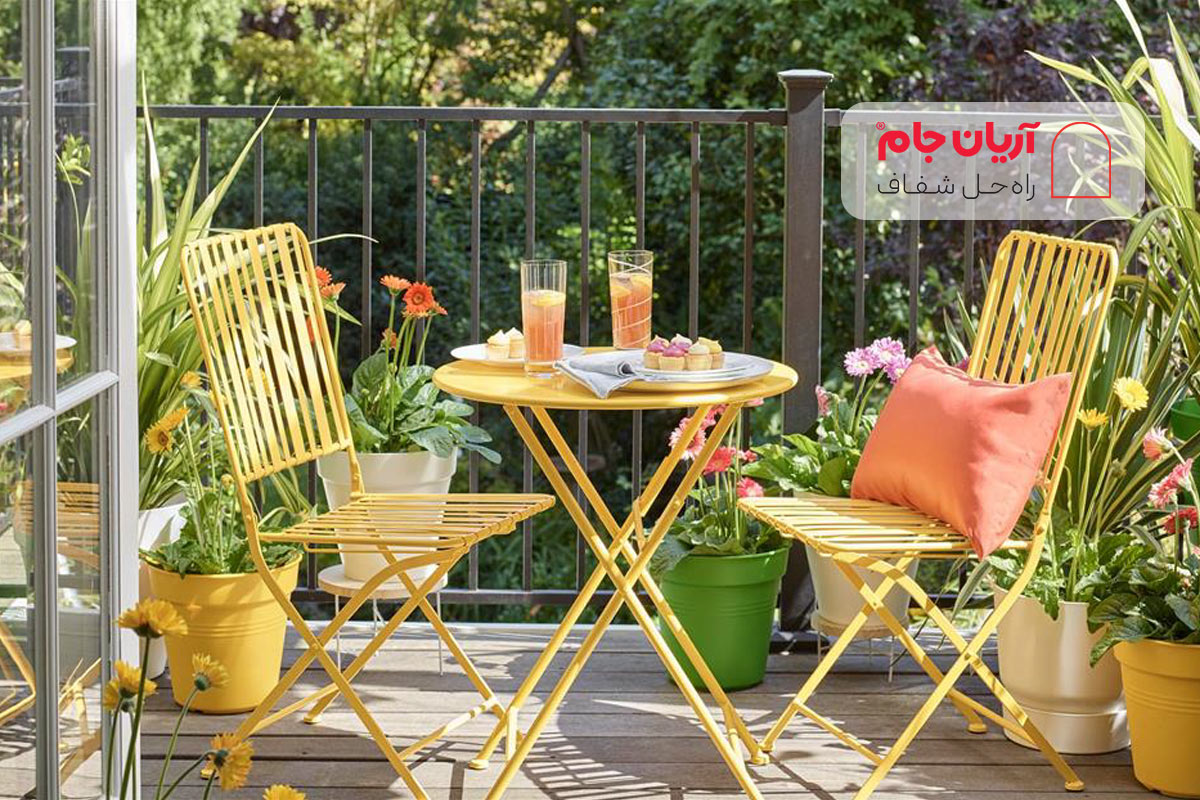 بالکن کوچک رنگی و ساده