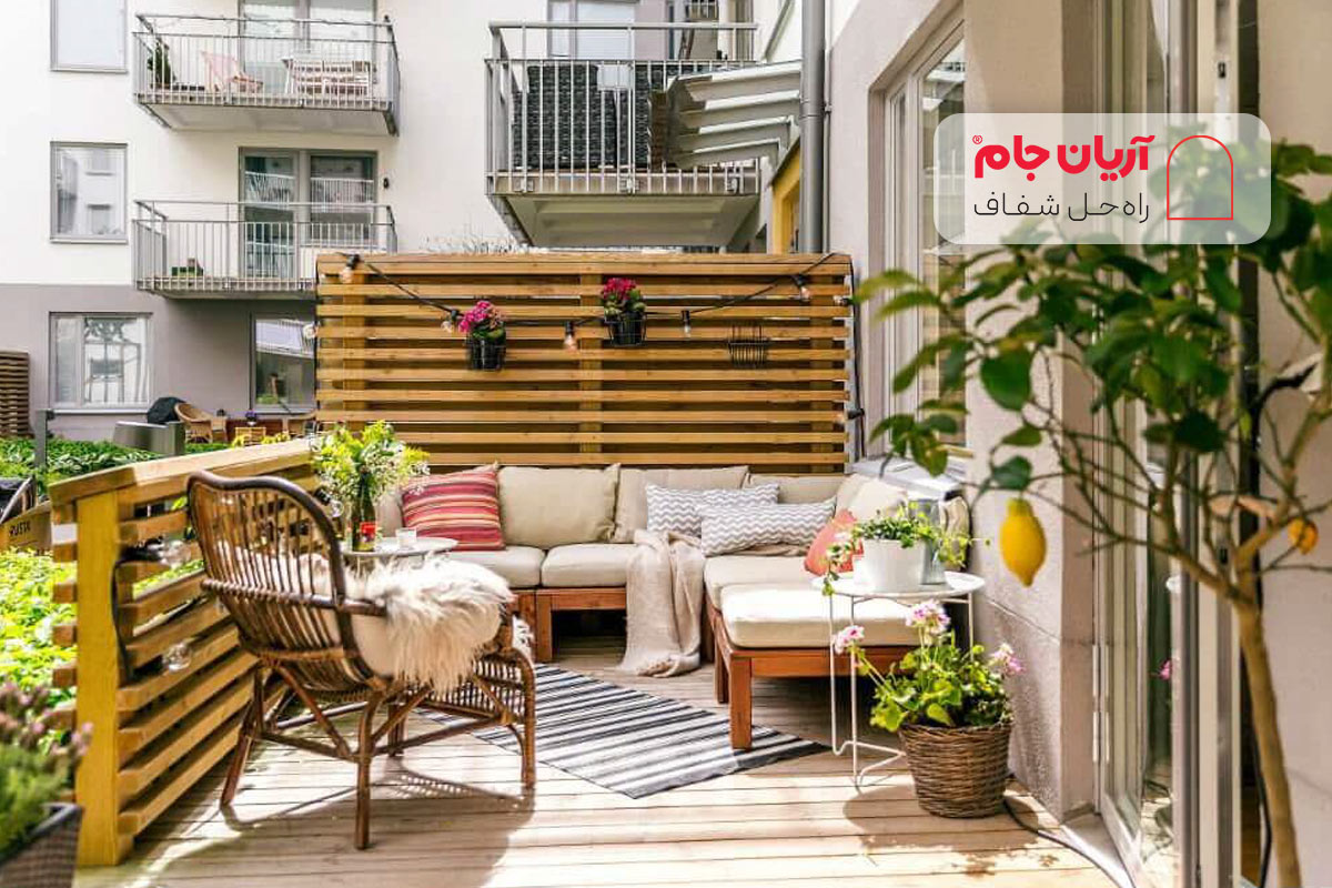 پارتیشن چوبی در بالکن کوچک