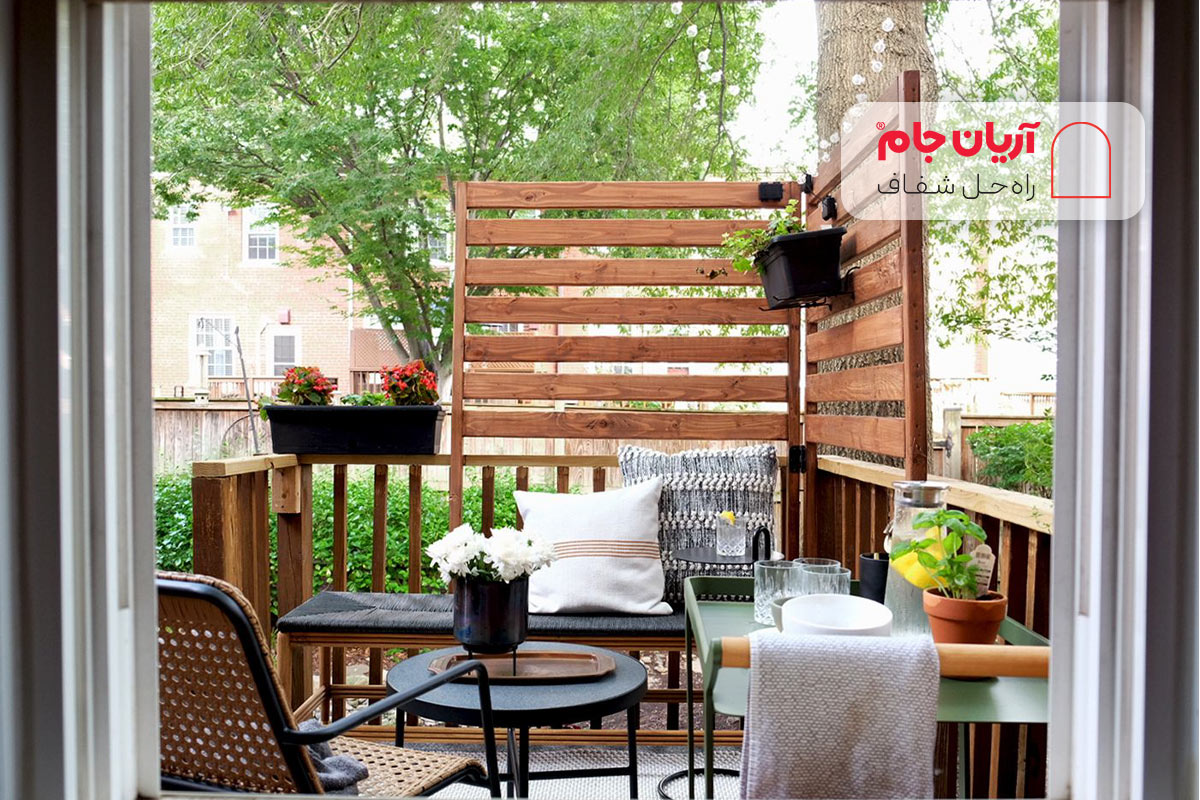 نرده چوبی در بالکن کوچک