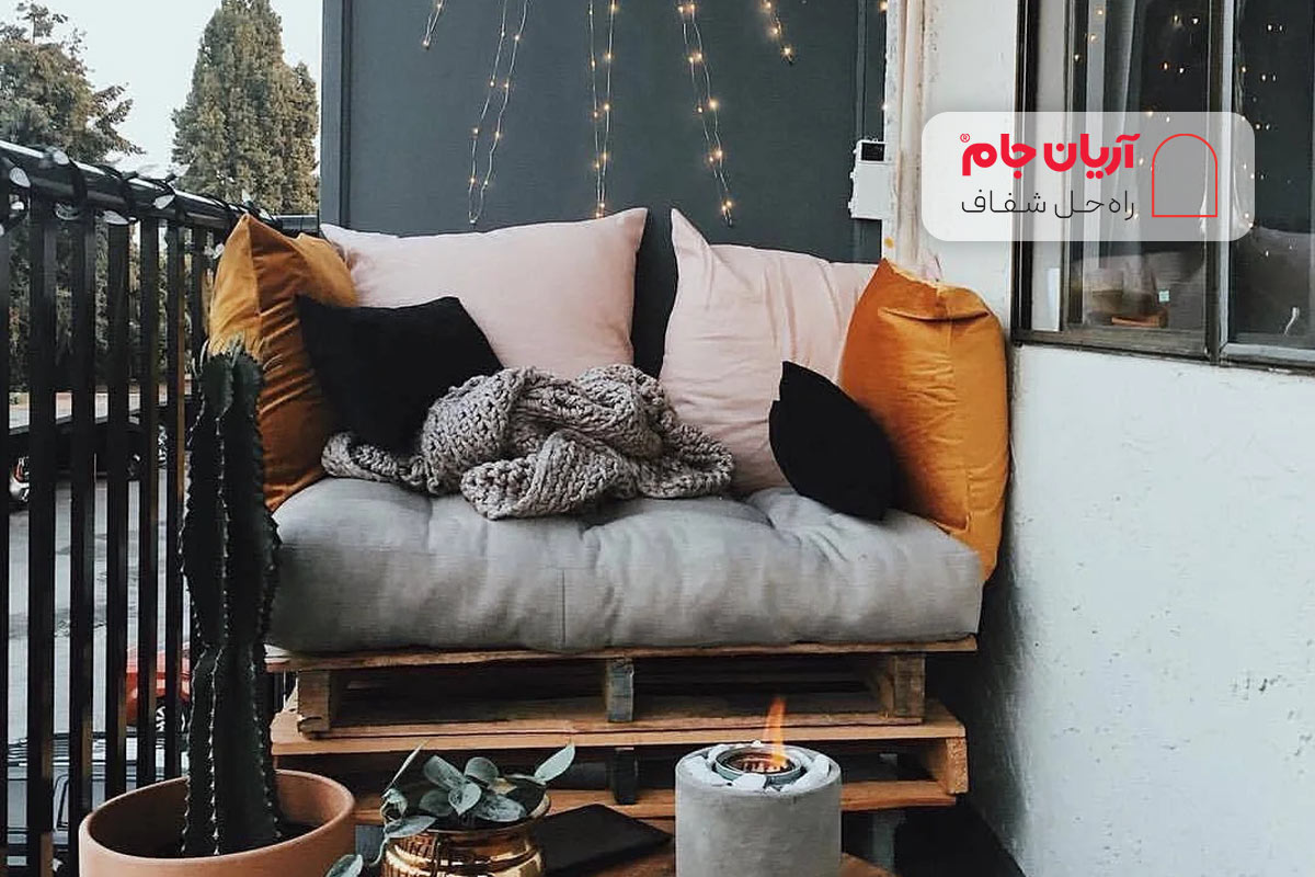 چراغ در بالکن کوچک